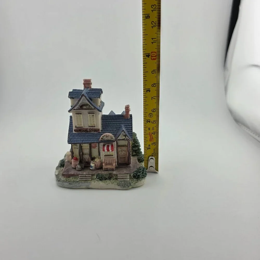1993 Liberty Falls AH22 International Services Tully's General Store Miniature‎
